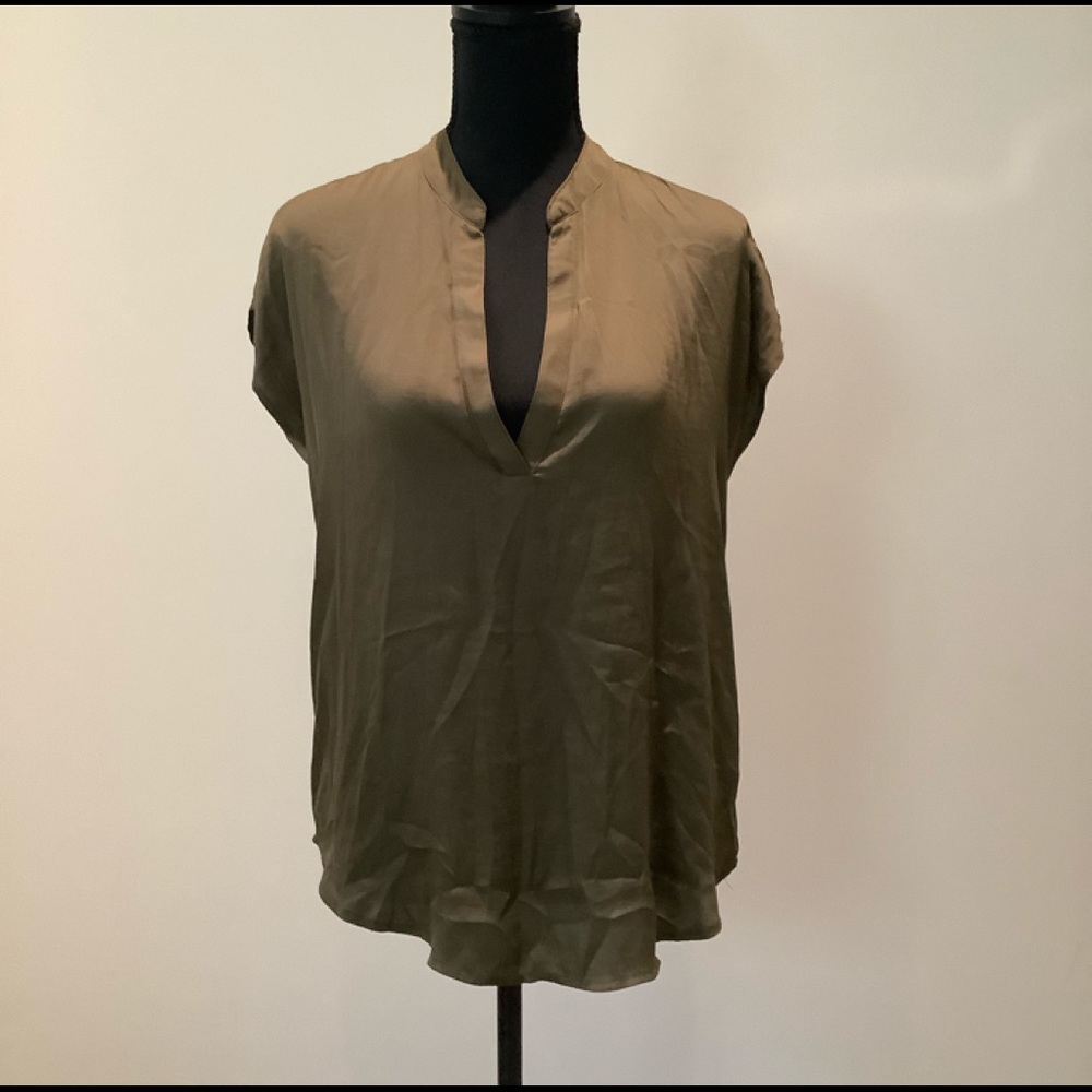 Forever 21 blouse for woman color brown it’s in great condition.
